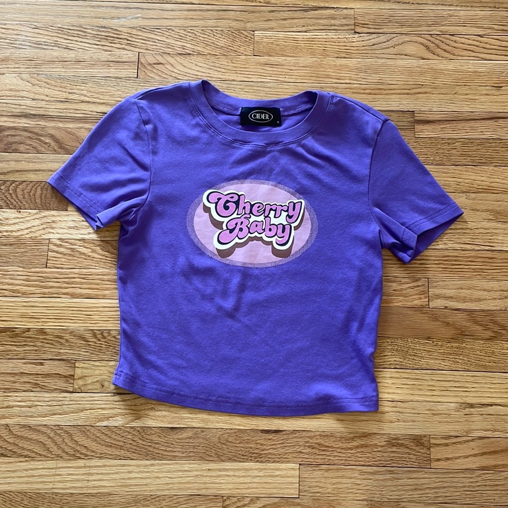 Cute trendy purple crop top. Worn a few times, great condition